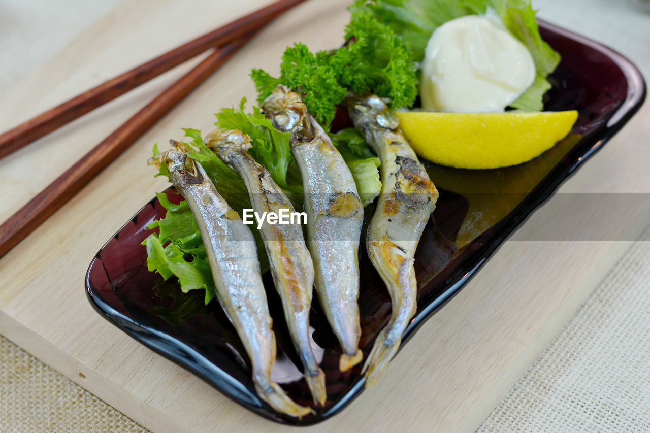 HIGH ANGLE VIEW OF MEAL ON TABLE