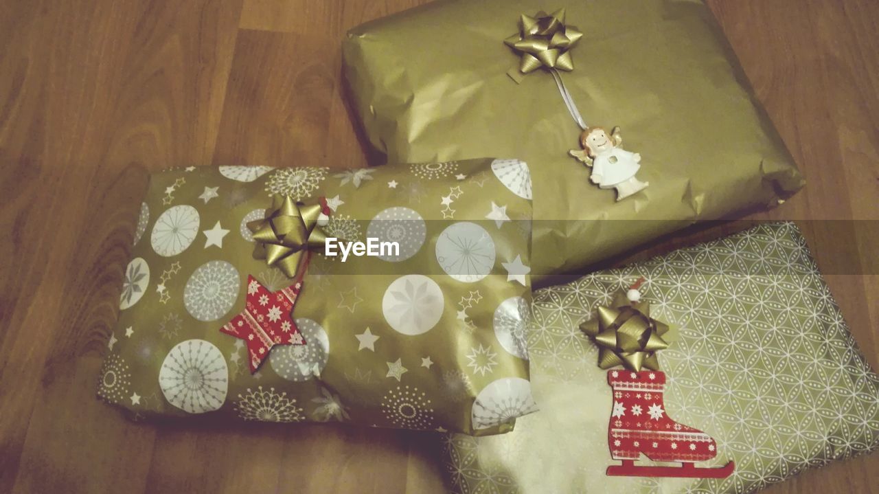 CLOSE-UP OF CHRISTMAS DECORATIONS ON TABLE