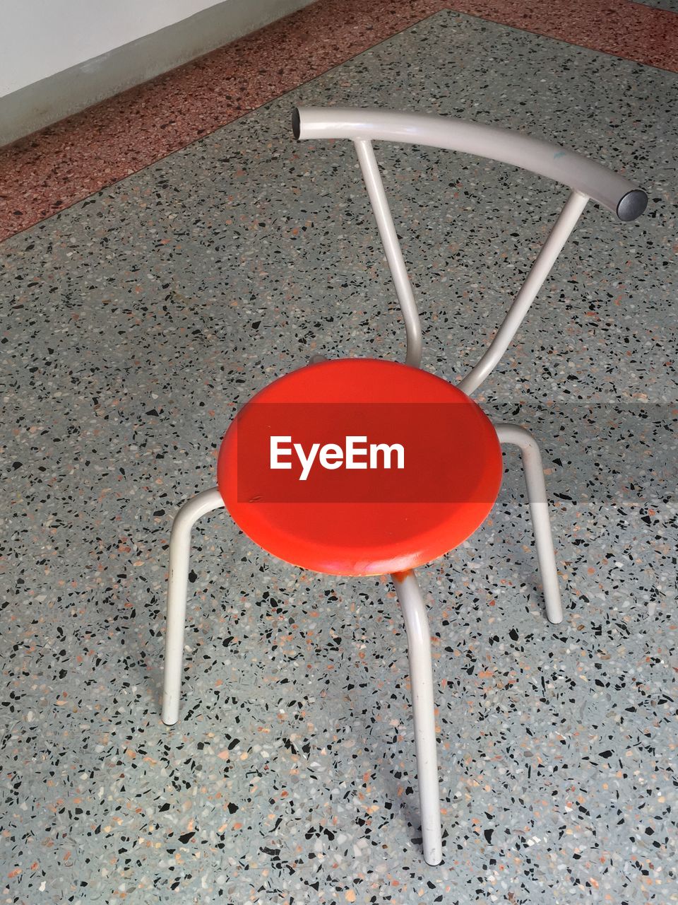 HIGH ANGLE VIEW OF EMPTY CHAIR ON TABLE
