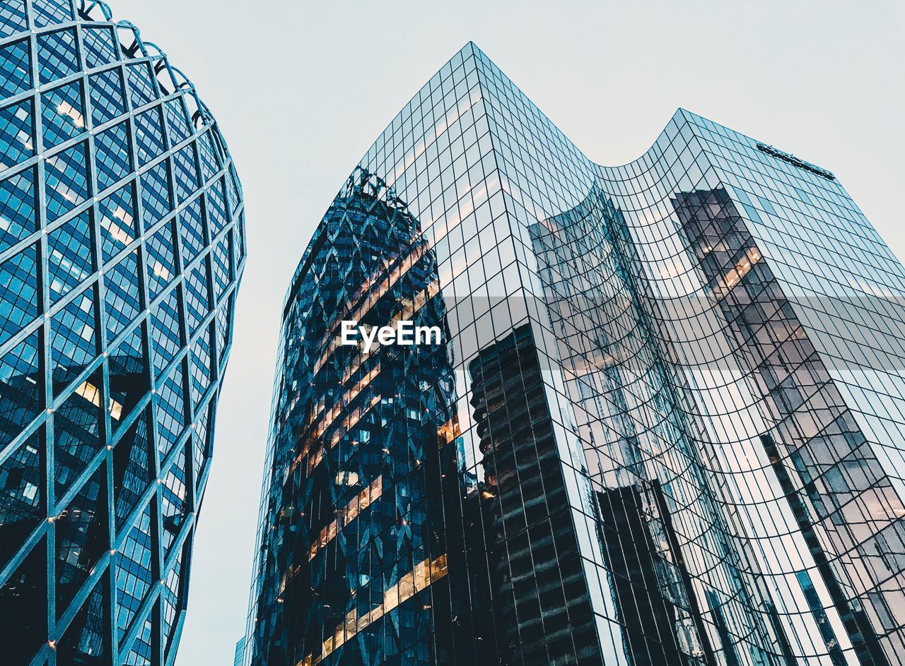 LOW ANGLE VIEW OF BUILDINGS AGAINST SKY