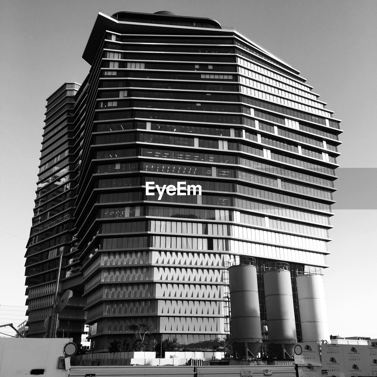 LOW ANGLE VIEW OF MODERN BUILDINGS AGAINST SKY