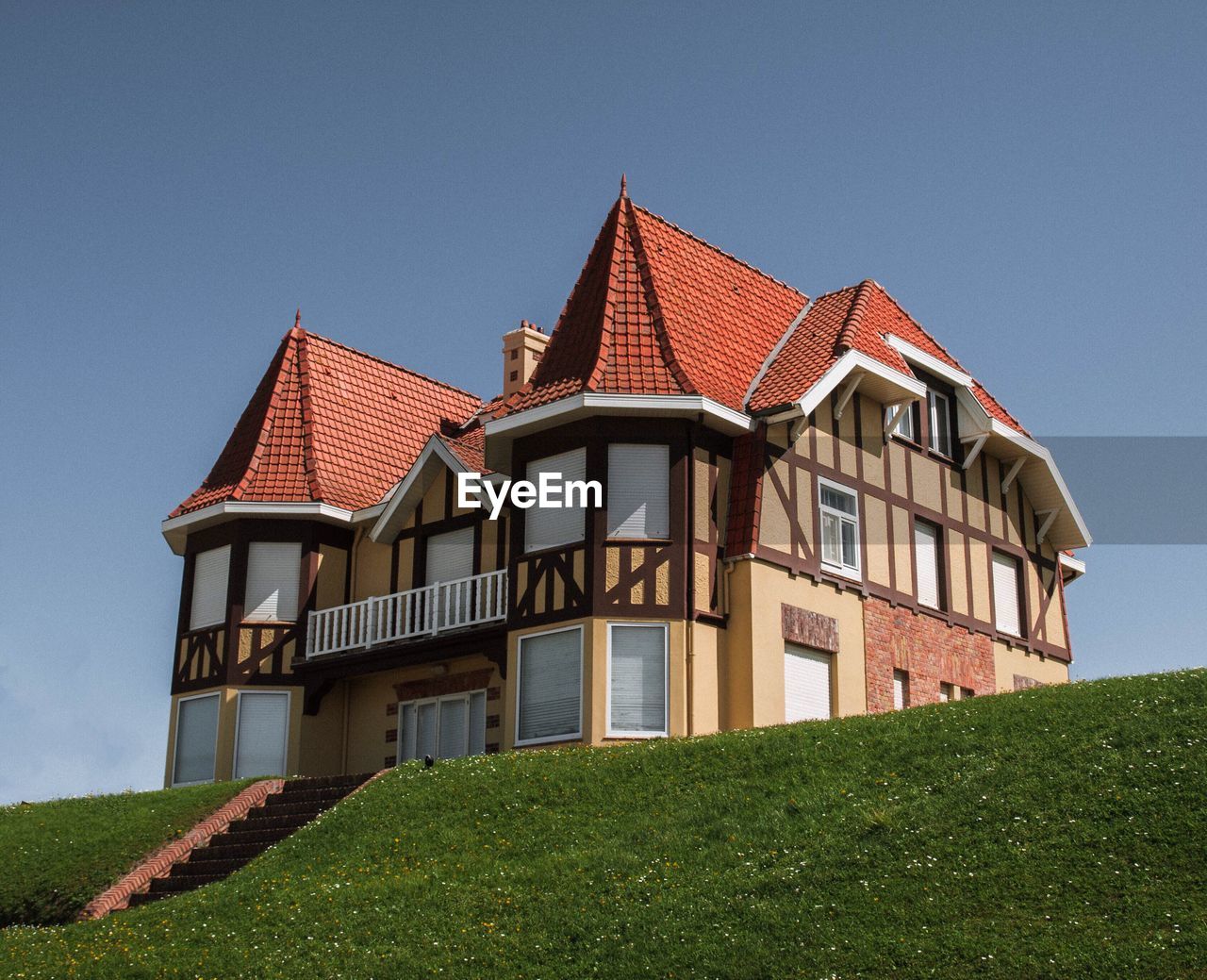 LOW ANGLE VIEW OF BUILDING AGAINST SKY