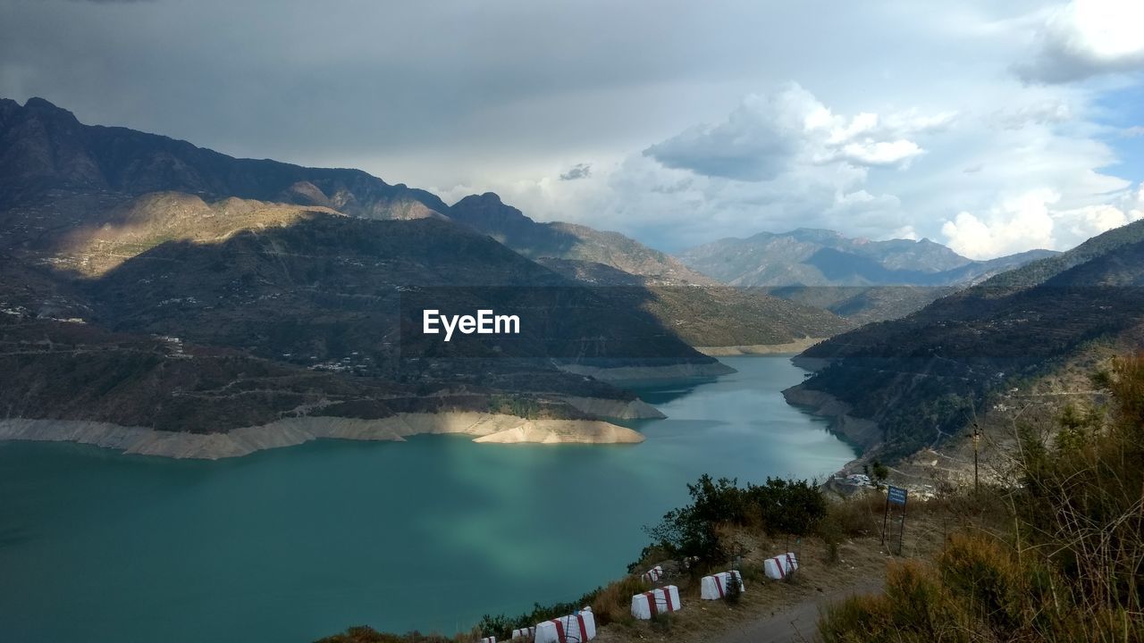 PANORAMIC VIEW OF LAKE AGAINST SKY