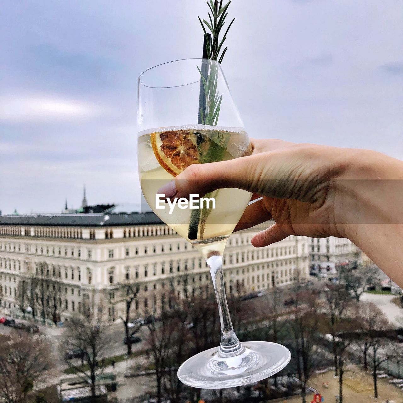 CLOSE-UP OF HAND HOLDING DRINK