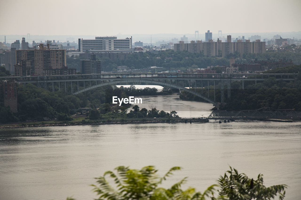 SCENIC VIEW OF RIVER IN CITY AGAINST SKY