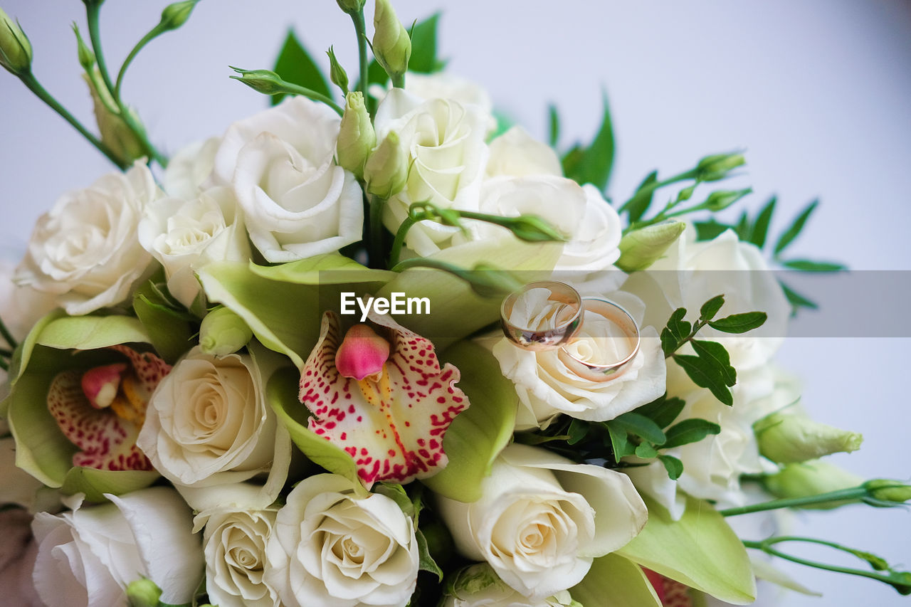 CLOSE-UP OF ROSES BOUQUET