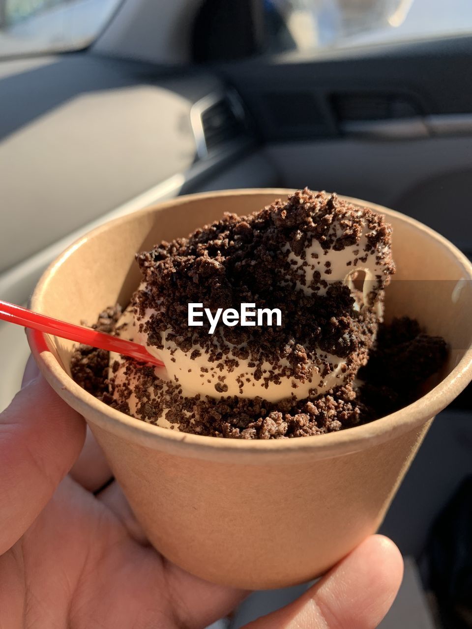 CLOSE-UP OF HAND HOLDING ICE CREAM IN TRAY