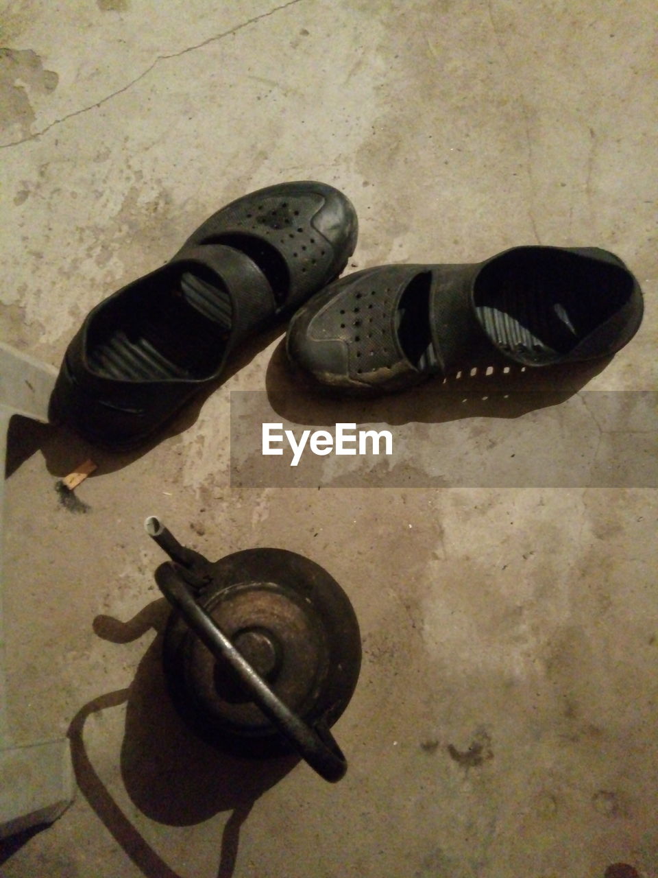 HIGH ANGLE VIEW OF SHOES ON FLOOR AGAINST WALL