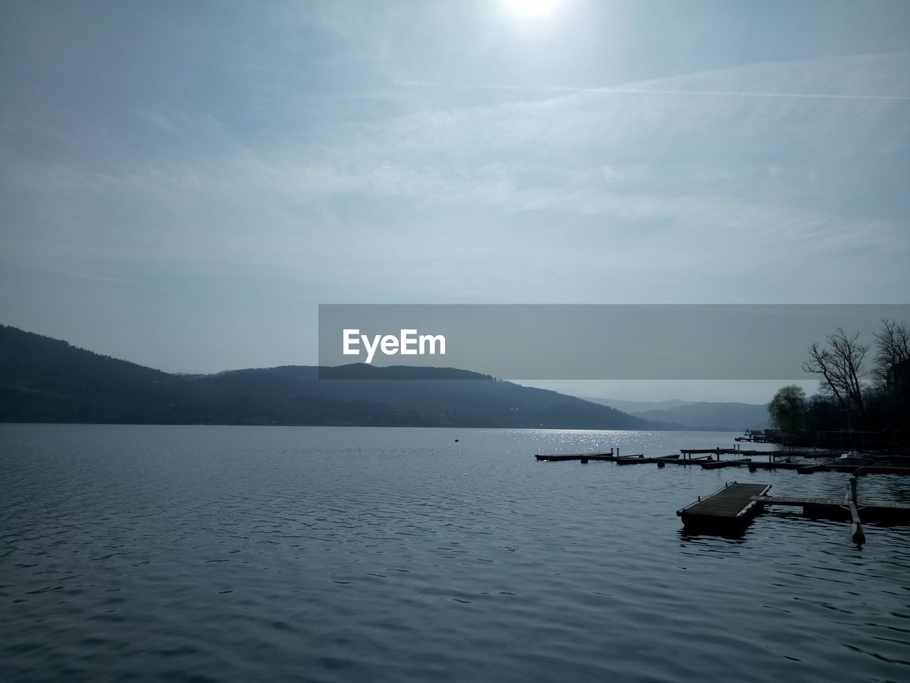 SCENIC VIEW OF SEA BY MOUNTAIN AGAINST SKY