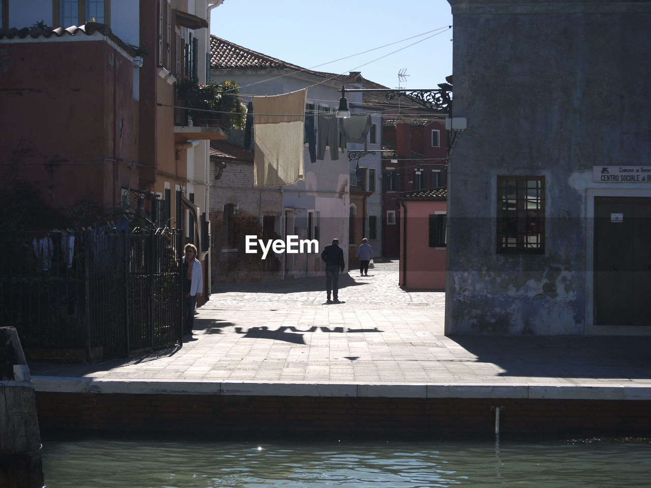 MAN AND BUILDINGS IN CITY