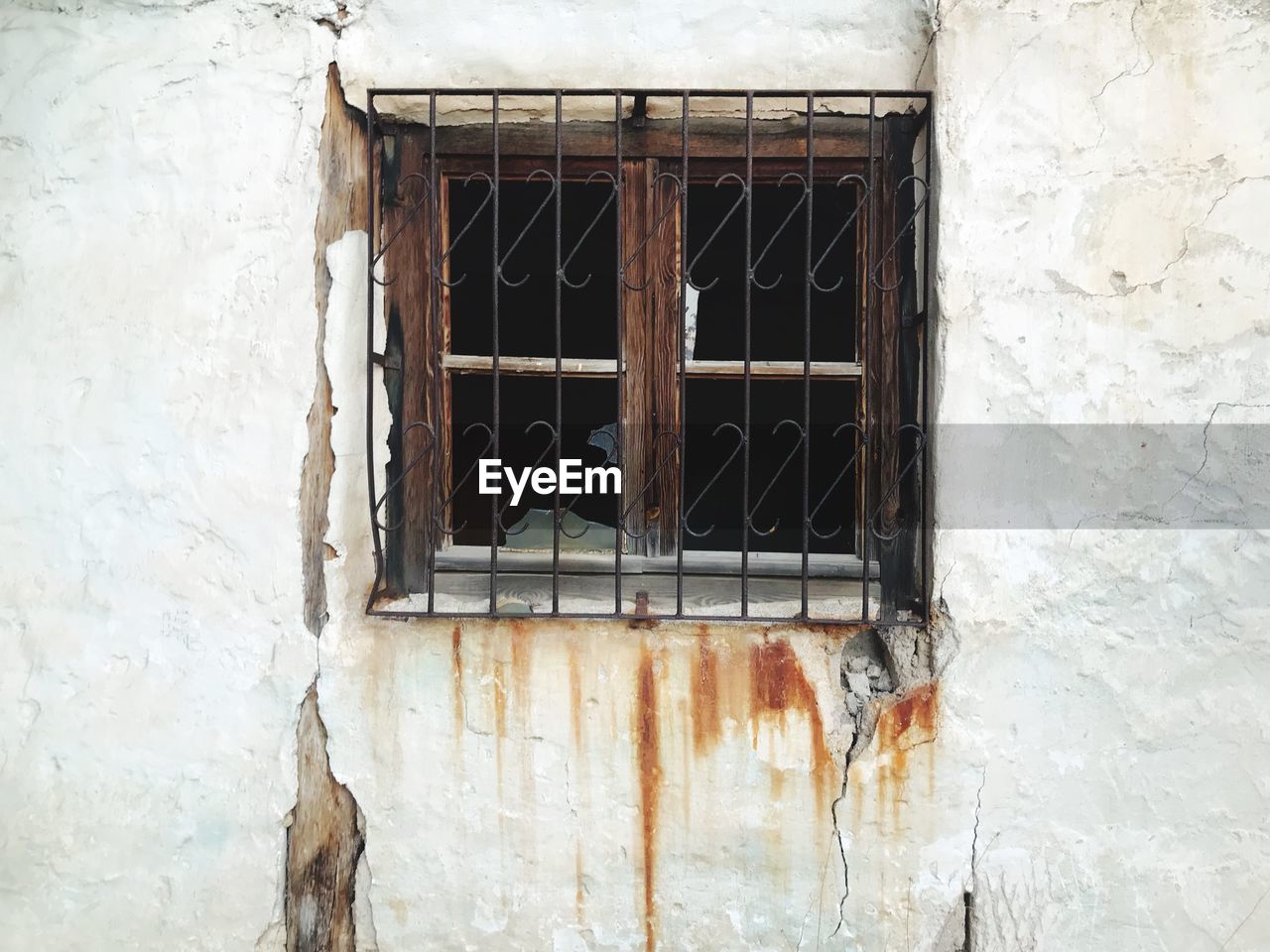 ABANDONED HOUSE WINDOW