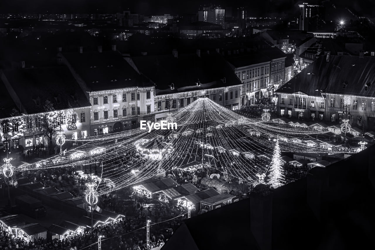 Traditional christmas market in the historic center of sibiu, transylvania, romania.