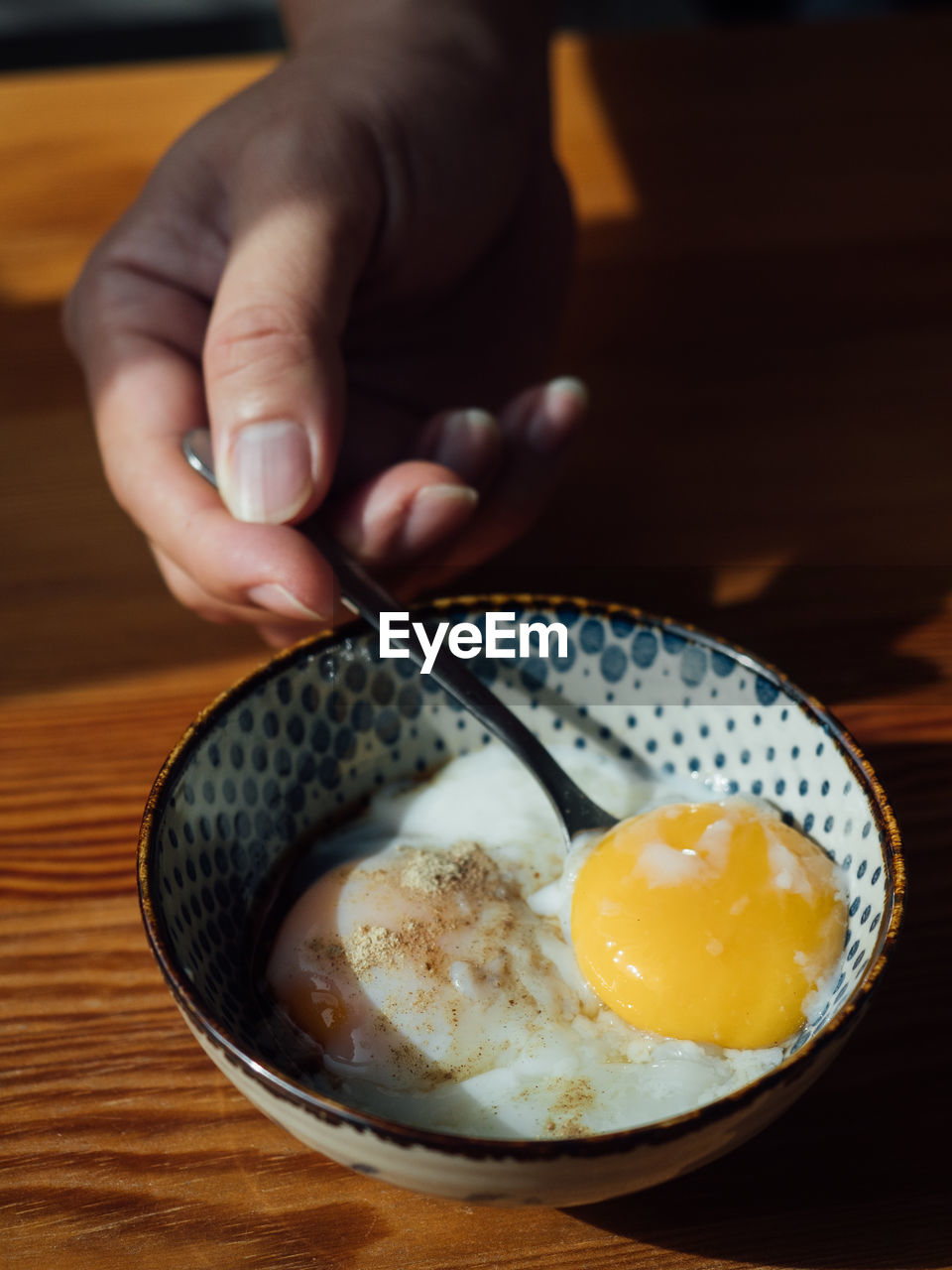 HIGH ANGLE VIEW OF PERSON HOLDING FOOD