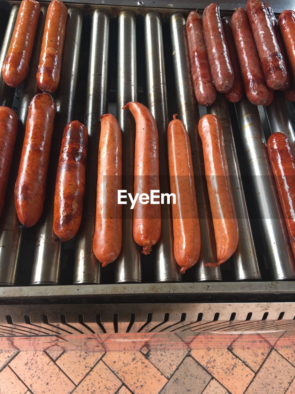 CLOSE-UP OF BARBECUE GRILL