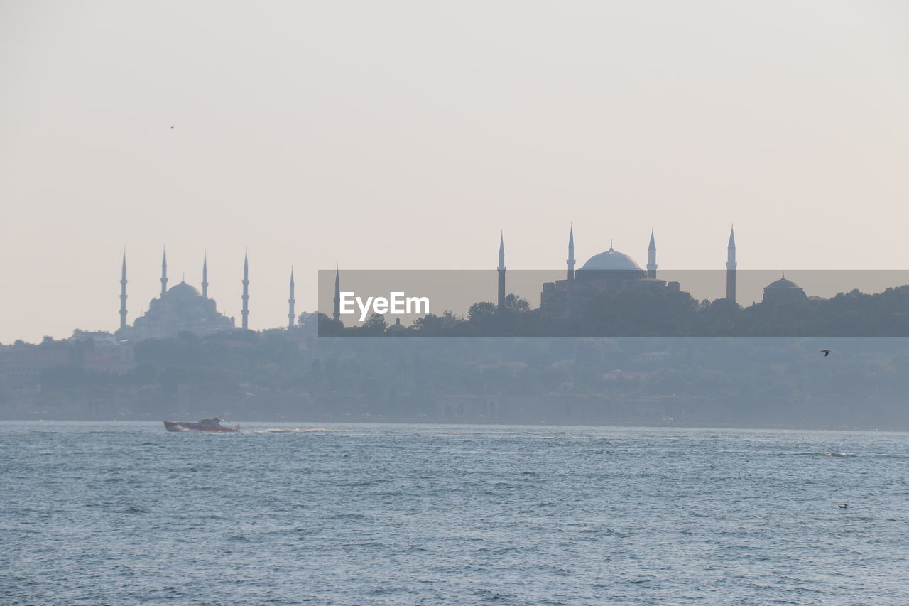 PANORAMIC VIEW OF SEA AND BUILDINGS IN CITY