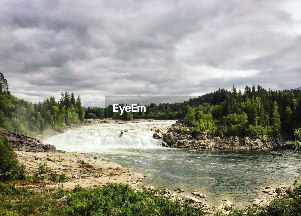 SCENIC VIEW OF RIVER AGAINST SKY