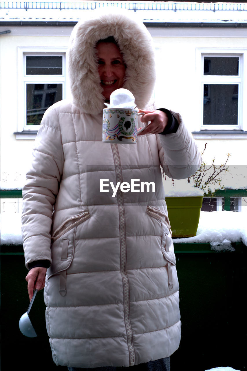 FULL LENGTH OF MAN PHOTOGRAPHING WHILE STANDING IN WINTER