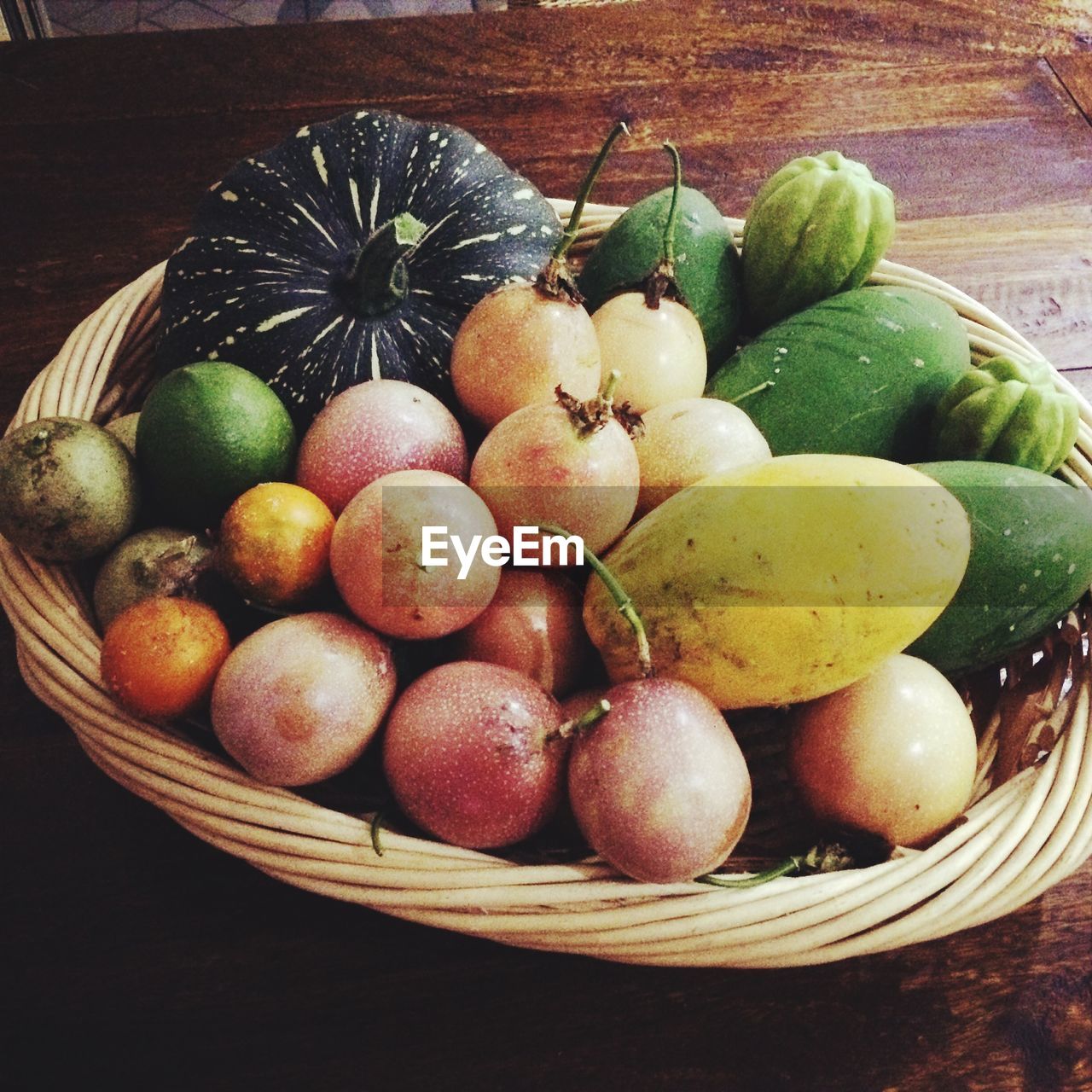 HIGH ANGLE VIEW OF FRUITS IN BASKET