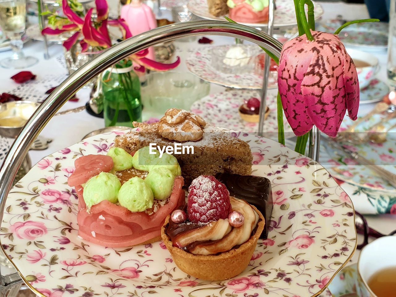 CLOSE-UP OF CHOCOLATE CAKE WITH PINK ROSES