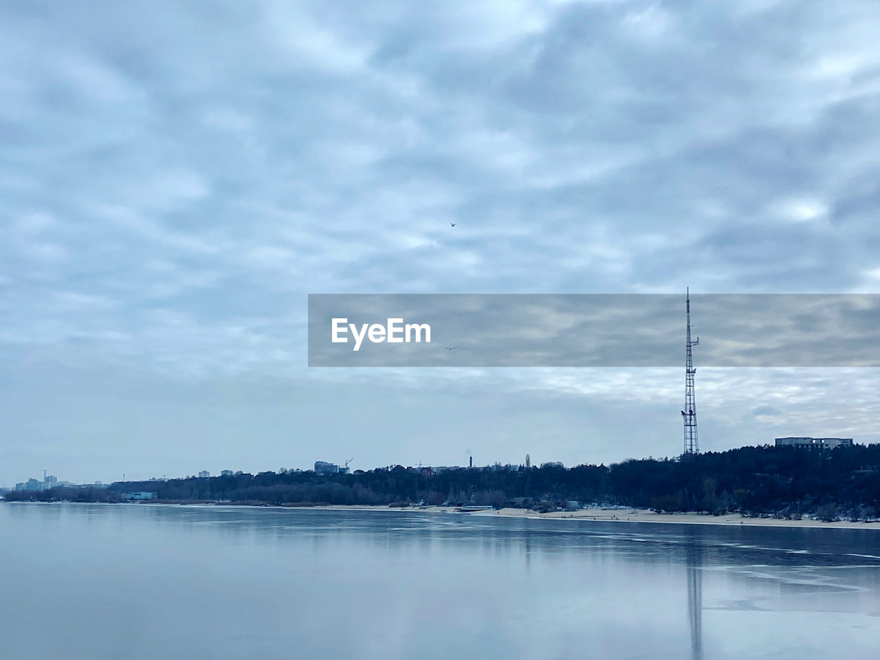 SCENIC VIEW OF LAKE AGAINST CLOUDY SKY