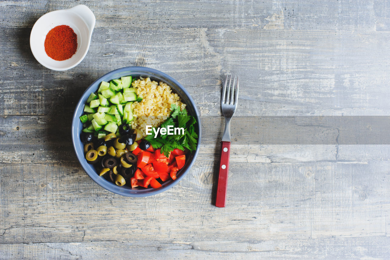 HIGH ANGLE VIEW OF FOOD IN BOWL