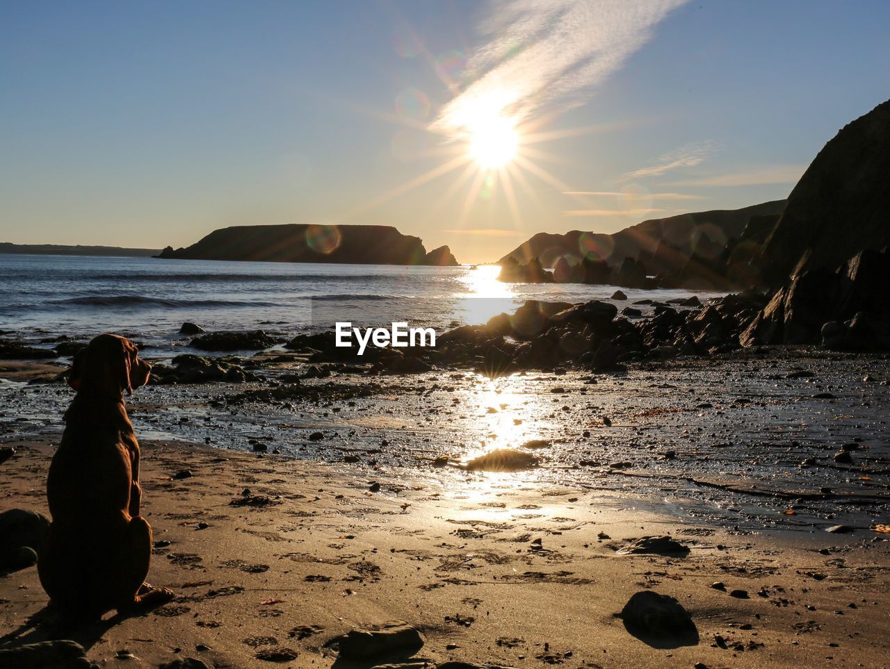 SCENIC VIEW OF SEA AGAINST SKY AT SUNSET