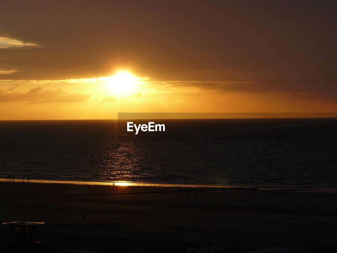 SCENIC VIEW OF SUNSET OVER SEA