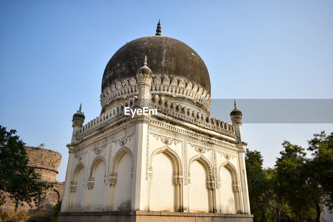 LOW ANGLE VIEW OF A BUILDING AGAINST CLEAR SKY