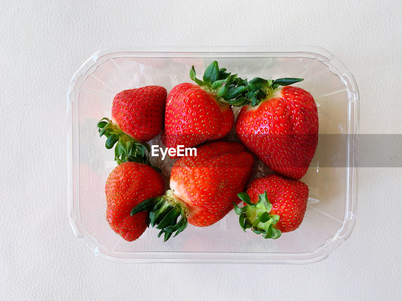 HIGH ANGLE VIEW OF STRAWBERRIES IN BOWL