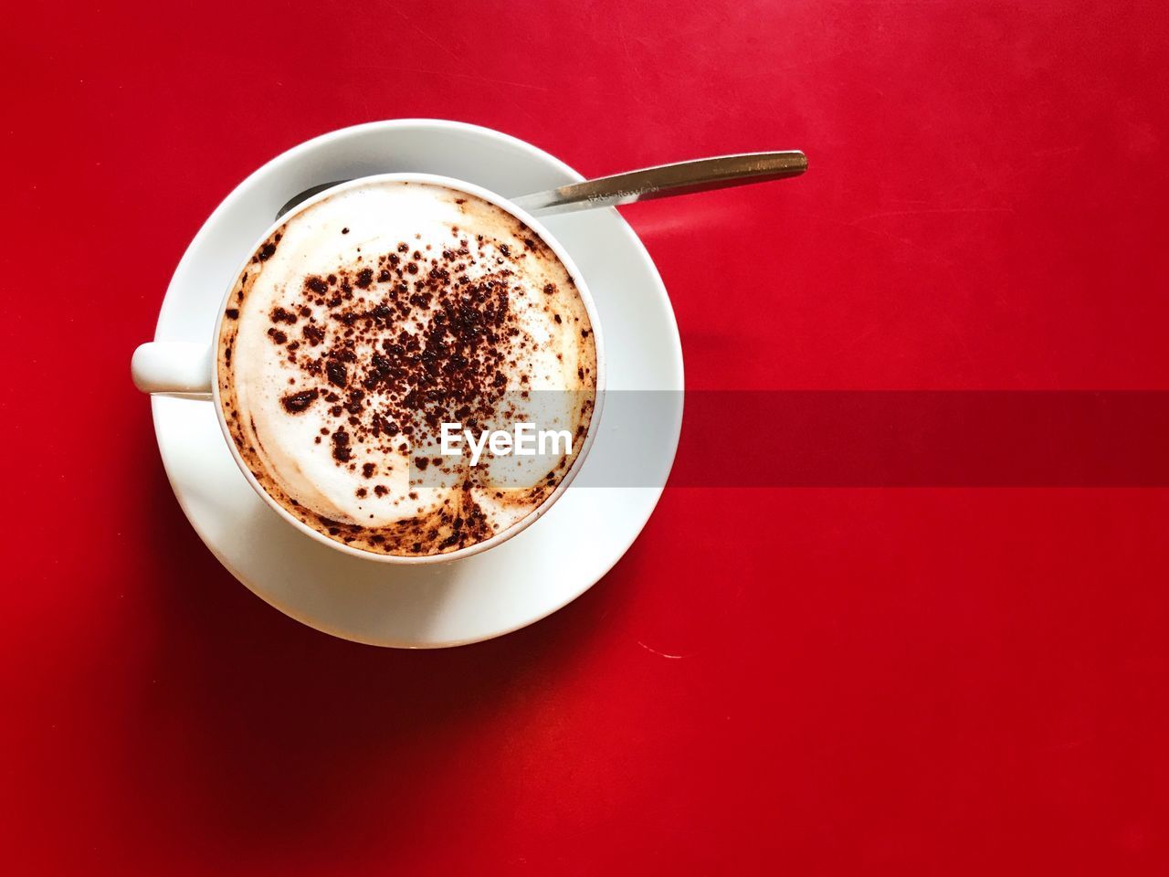 DIRECTLY ABOVE SHOT OF CAPPUCCINO COFFEE ON TABLE