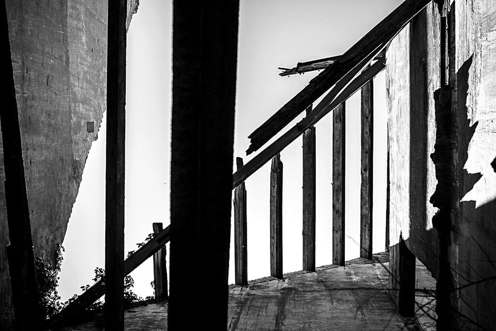 LOW ANGLE VIEW OF BUILT STRUCTURE AGAINST SKY