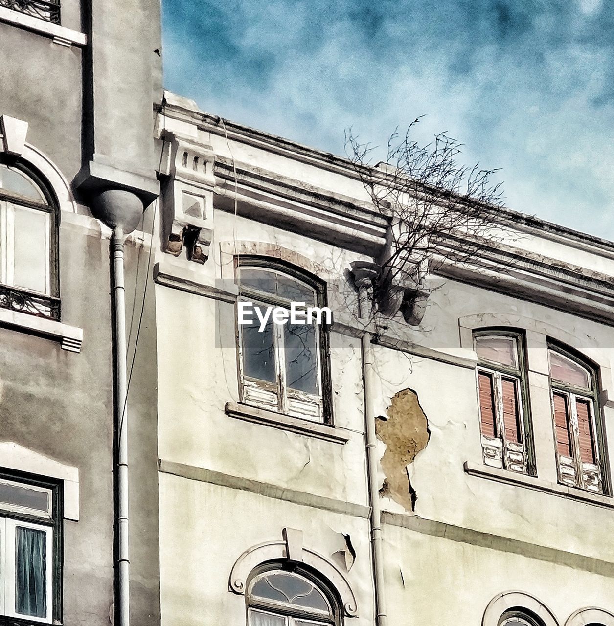 LOW ANGLE VIEW OF RESIDENTIAL BUILDING AGAINST SKY