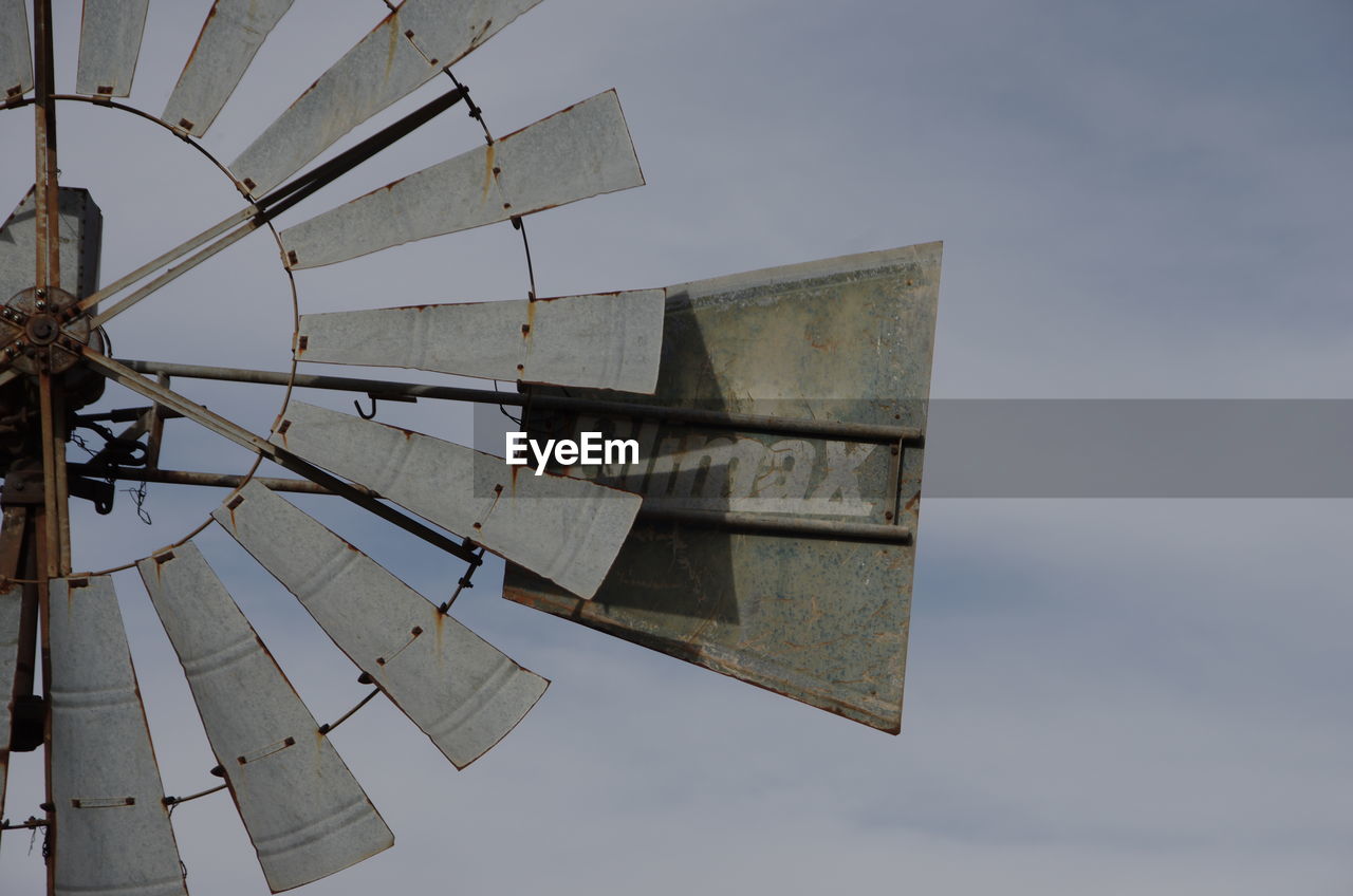 LOW ANGLE VIEW OF BUILT STRUCTURE AGAINST THE SKY