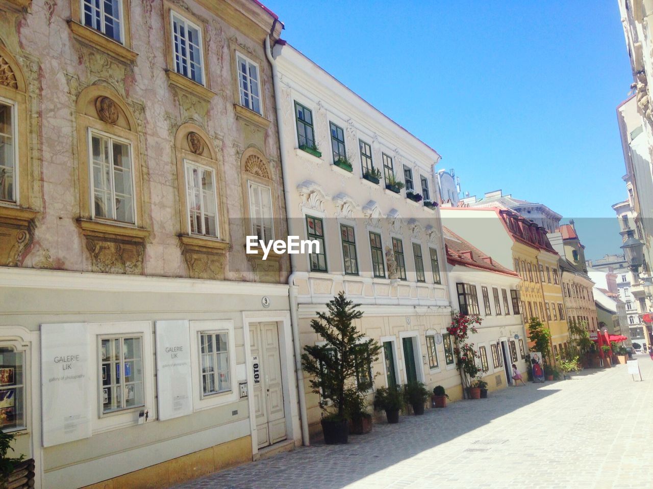 VIEW OF BUILDINGS IN CITY