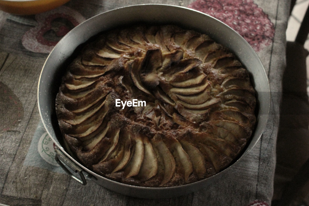 HIGH ANGLE VIEW OF SPIRAL BREAD ON TABLE