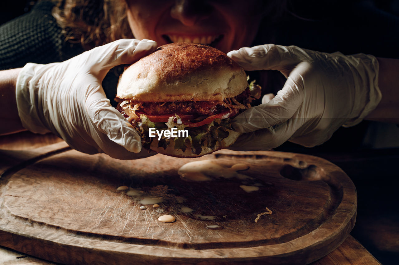 CLOSE-UP OF HAND HOLDING BREAD