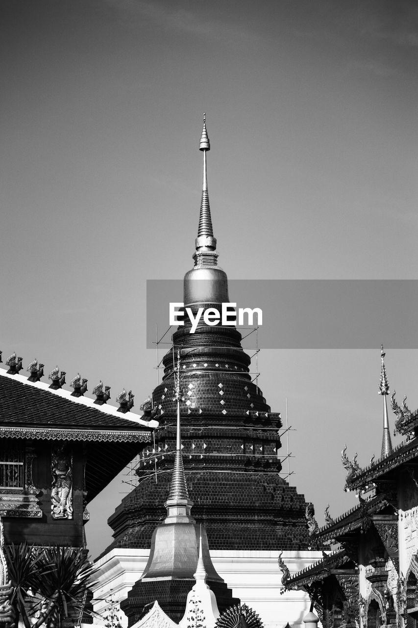 LOW ANGLE VIEW OF PAGODA AGAINST SKY IN BUILDING