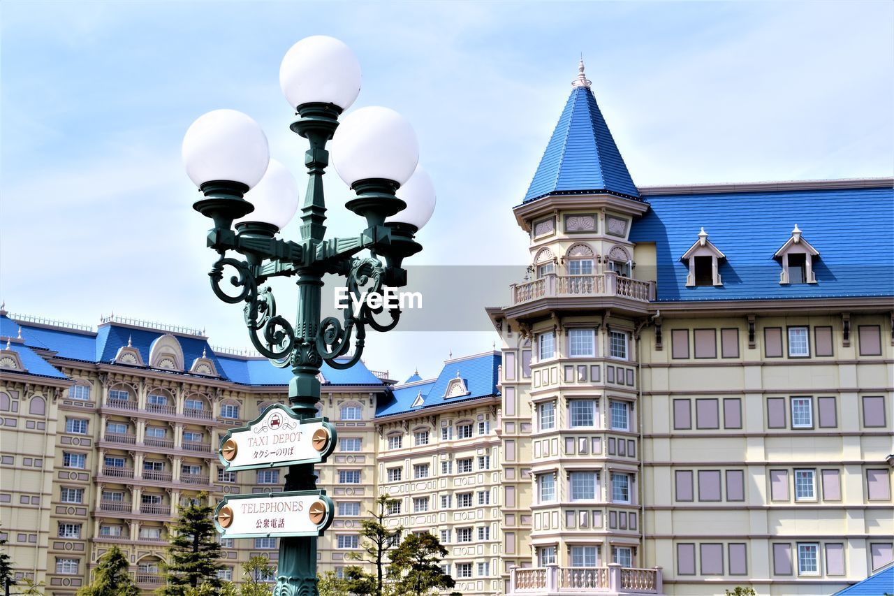 LOW ANGLE VIEW OF STREET LIGHT AGAINST BUILDING