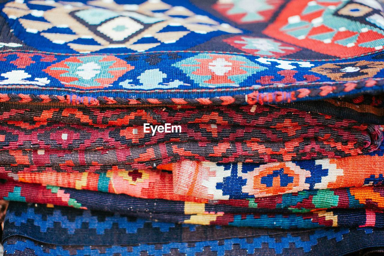 CLOSE-UP OF MULTI COLORED PATTERN