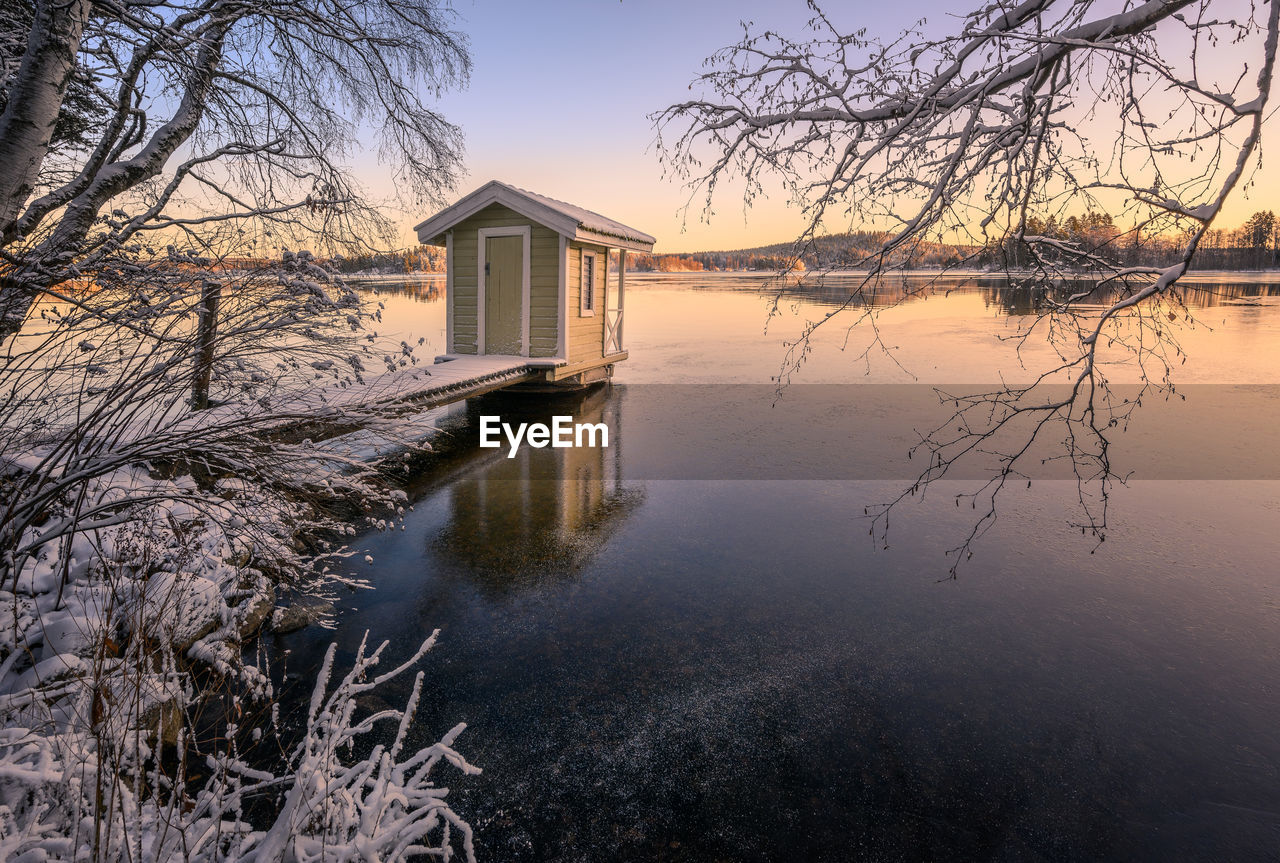 SCENIC VIEW OF LAKE BY BUILDINGS AGAINST SKY