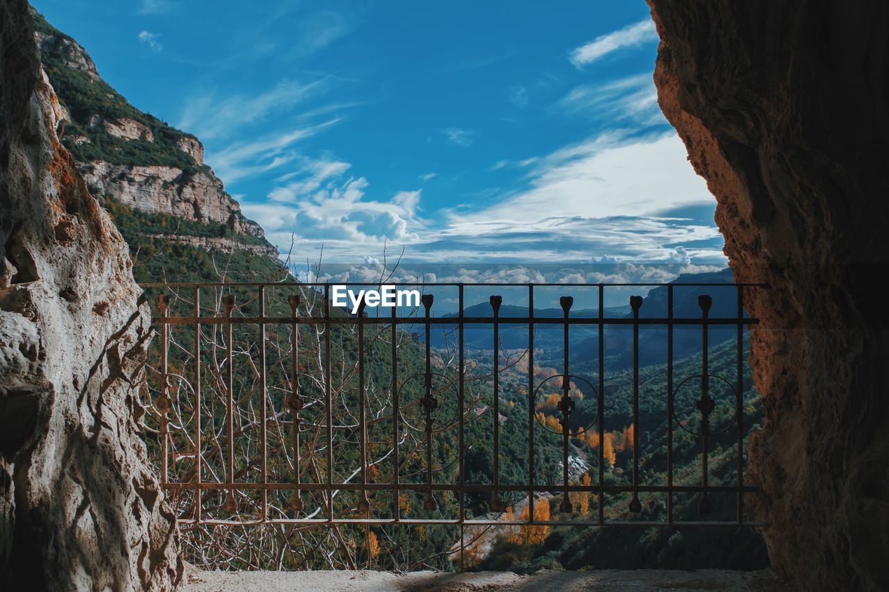 SCENIC VIEW OF SEA AND MOUNTAINS AGAINST SKY