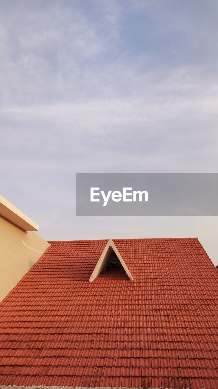 LOW ANGLE VIEW OF HOUSE AGAINST SKY