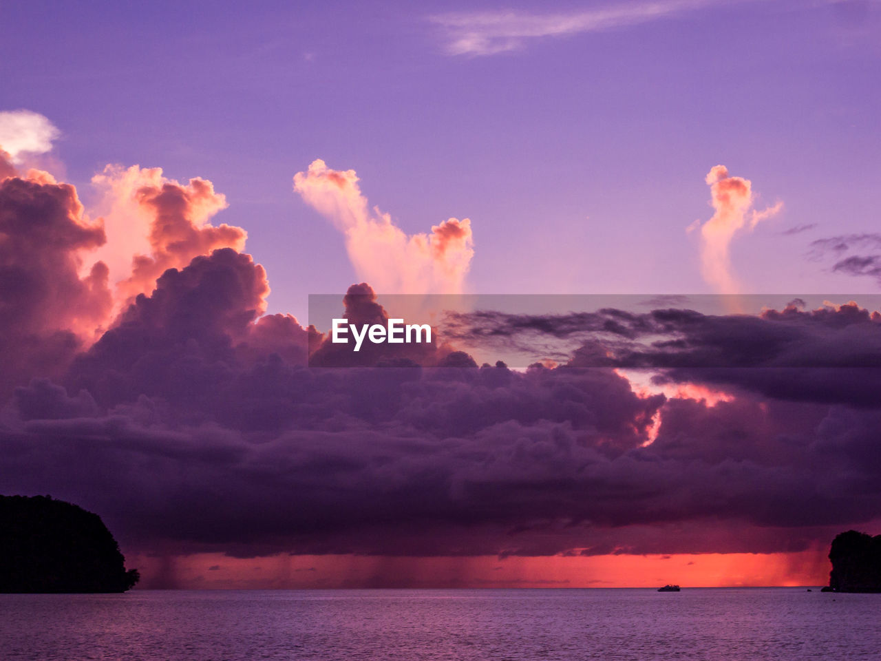 SCENIC VIEW OF SEA AGAINST SKY AT SUNSET