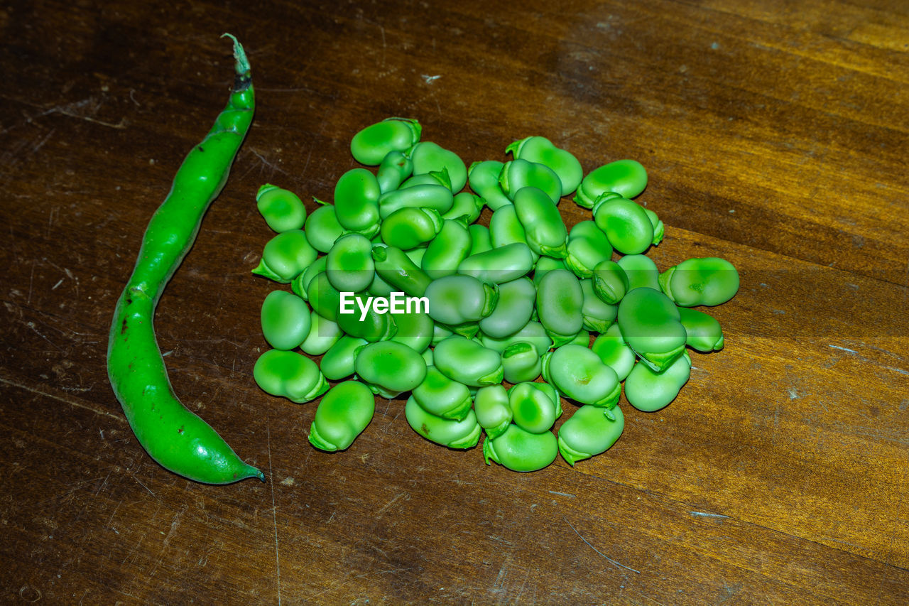 HIGH ANGLE VIEW OF GREEN BEANS ON TABLE