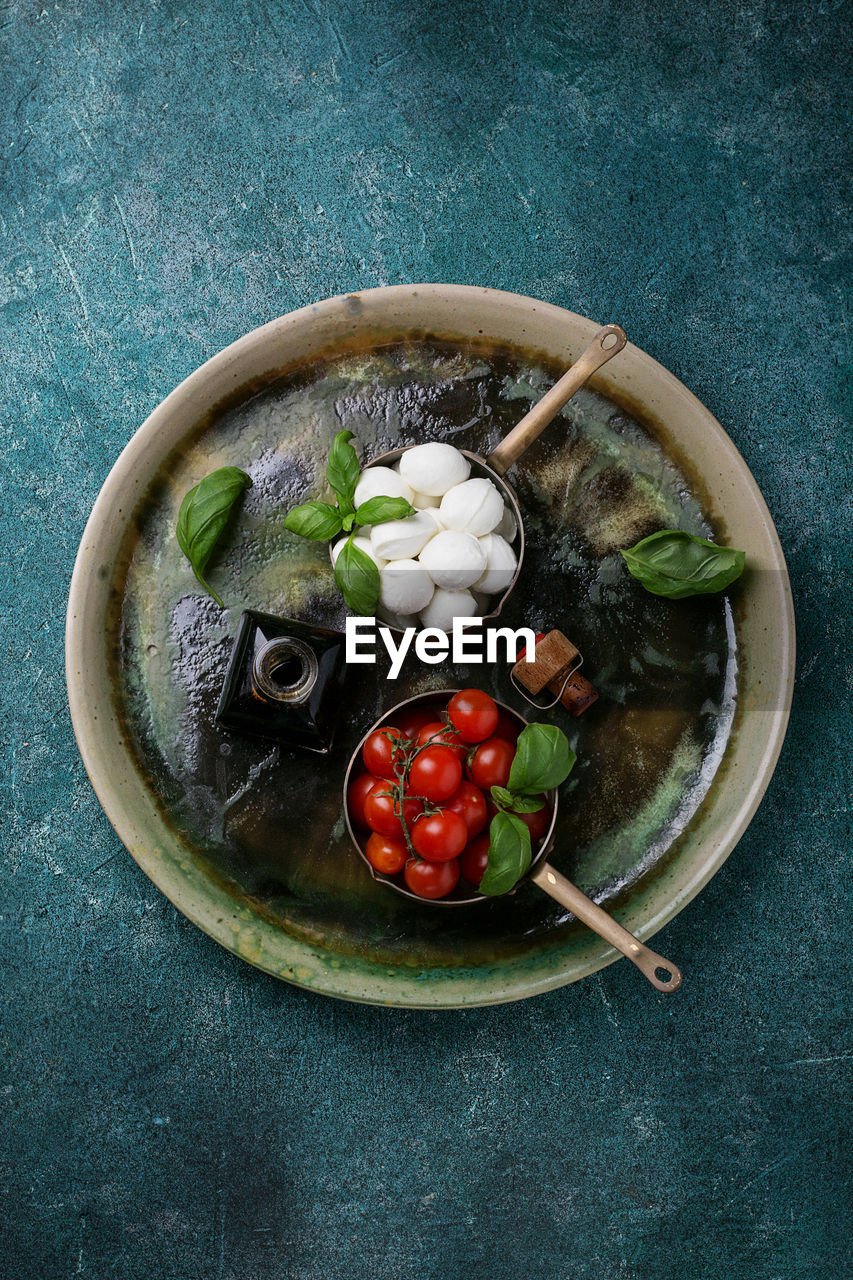 DIRECTLY ABOVE SHOT OF FRUIT SALAD IN BOWL