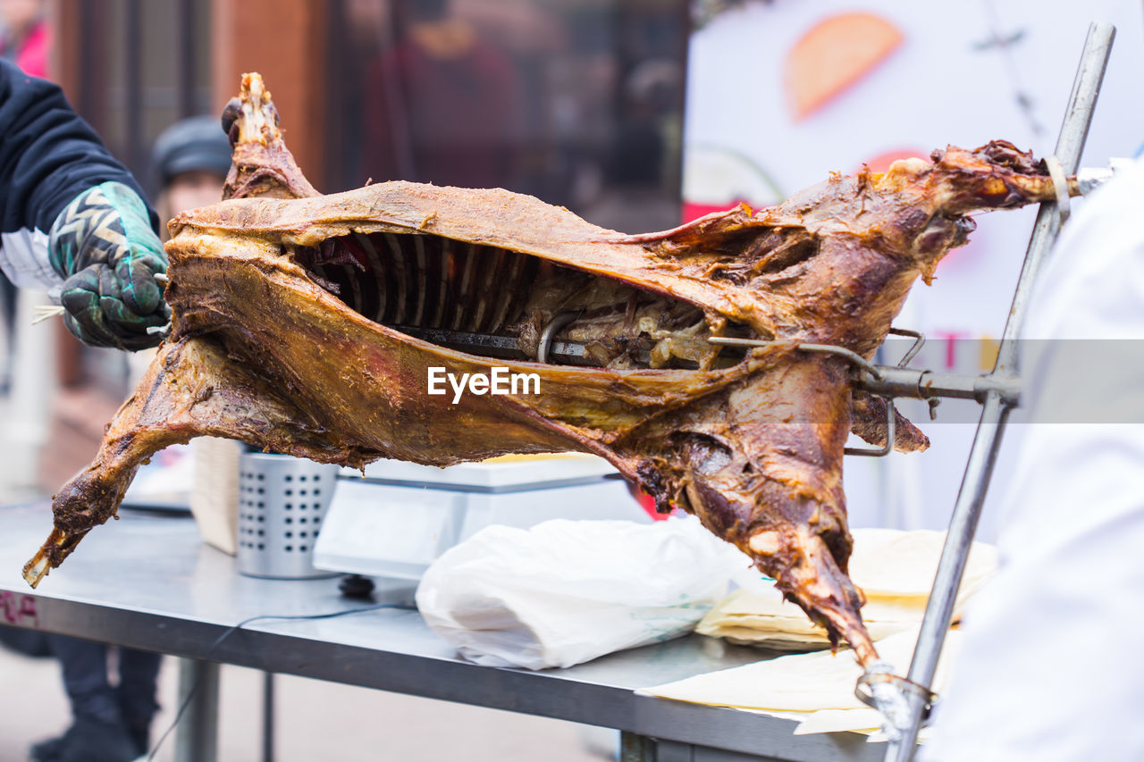 CLOSE-UP OF DEAD MEAT ON BARBECUE GRILL