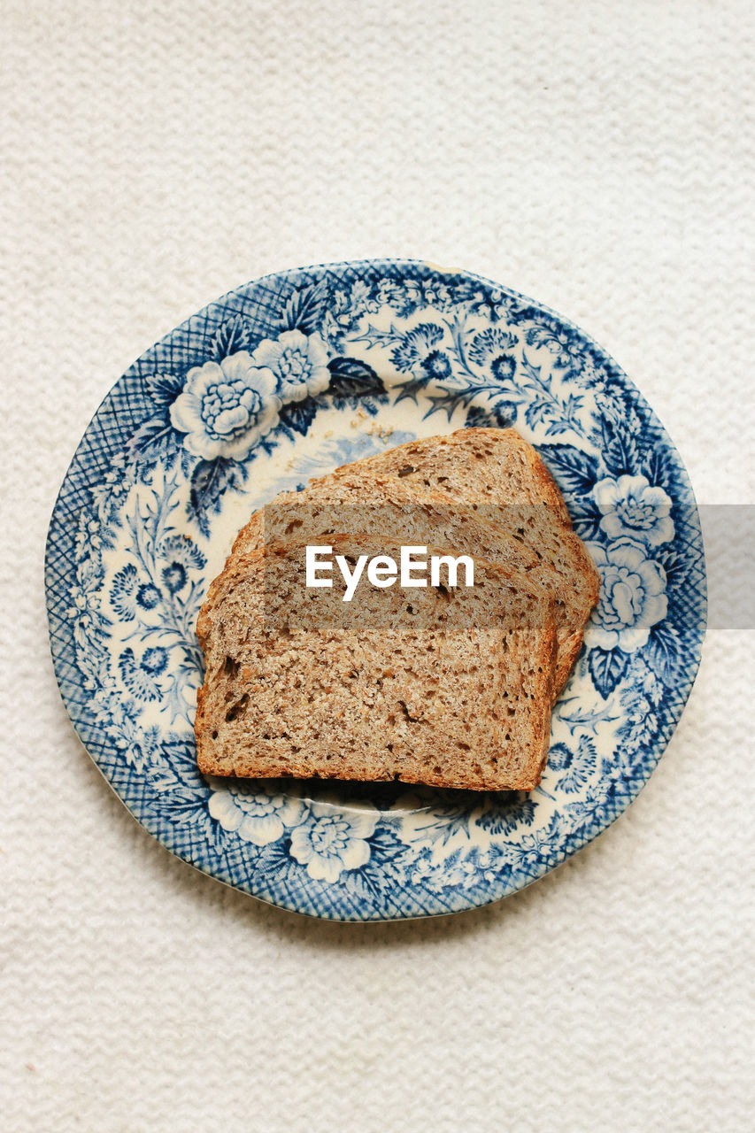 HIGH ANGLE VIEW OF BREAD WITH FORK