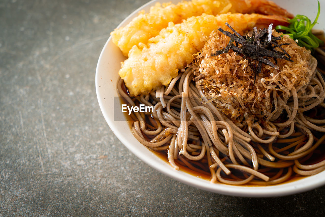 HIGH ANGLE VIEW OF FOOD IN BOWL