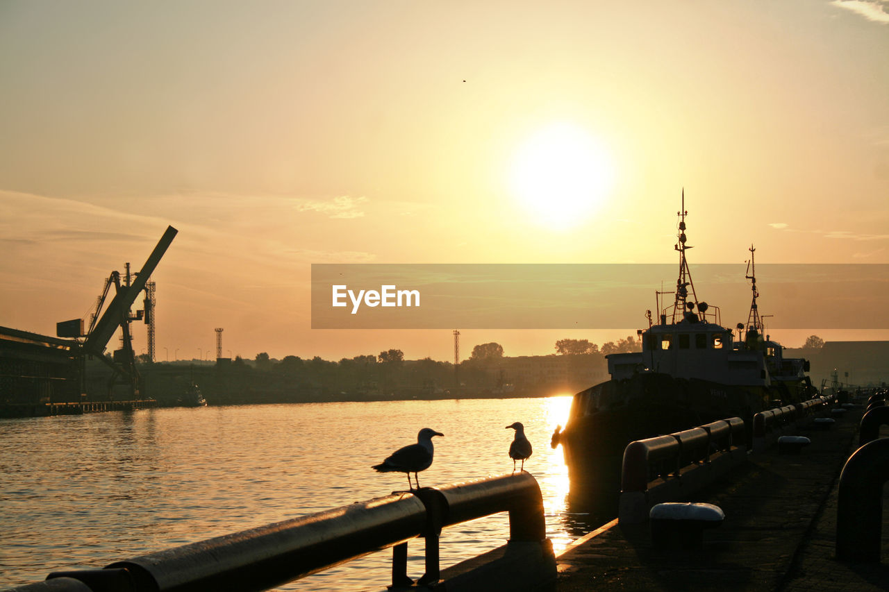 SCENIC VIEW OF SEA AGAINST SUNSET SKY