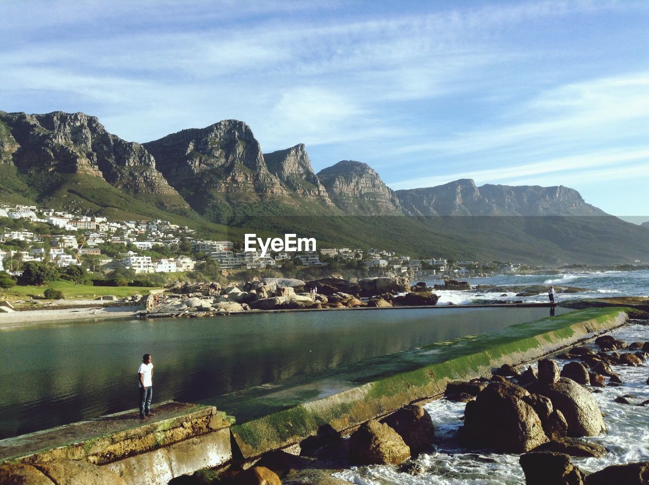 SCENIC VIEW OF LAKE AGAINST MOUNTAINS